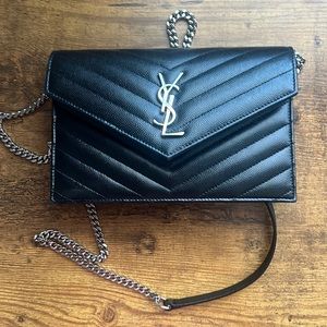 Saint Laurent
Envelope matelassé clutch